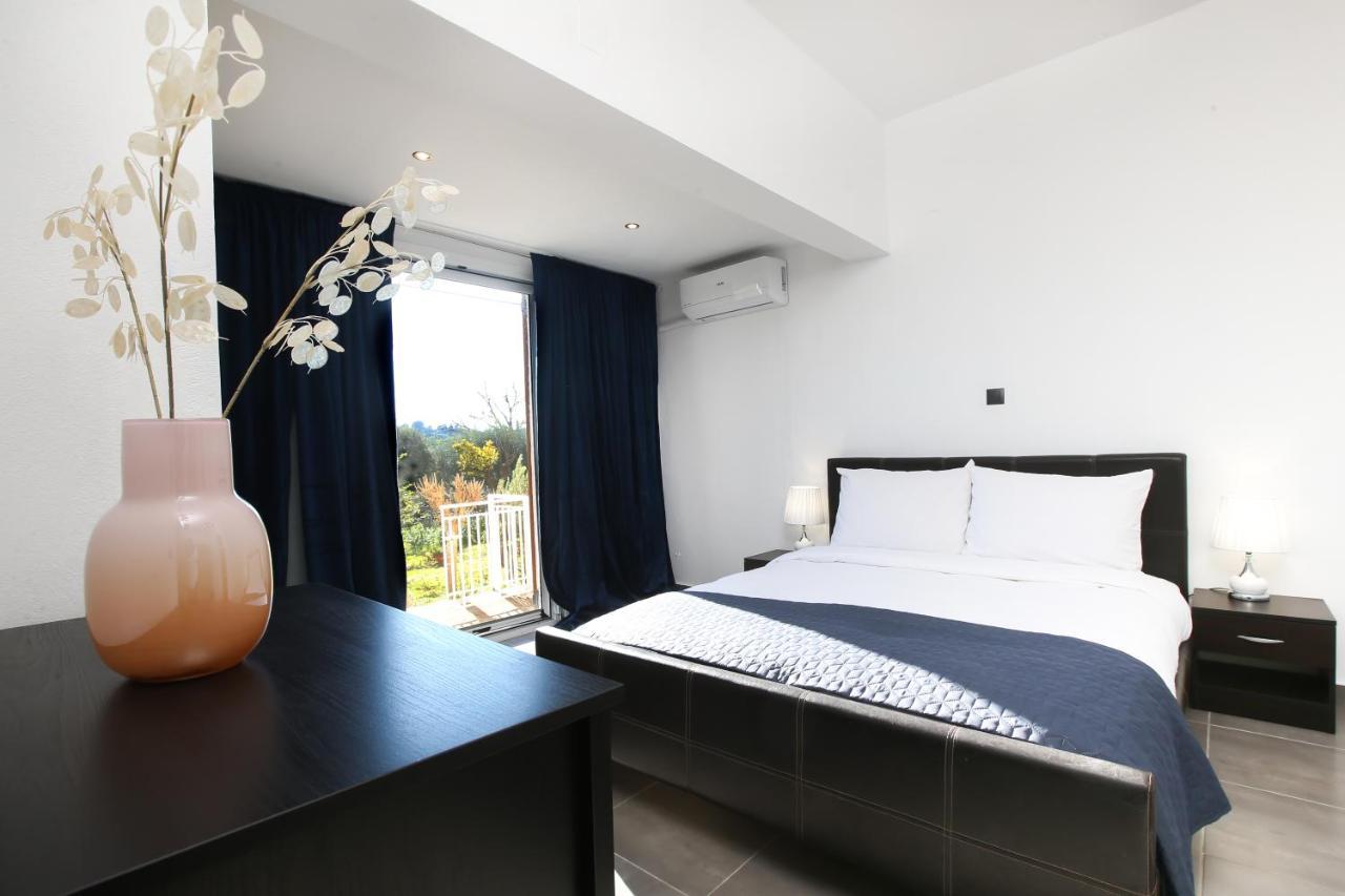 Luxury Apartments Christos Гувия Екстериор снимка